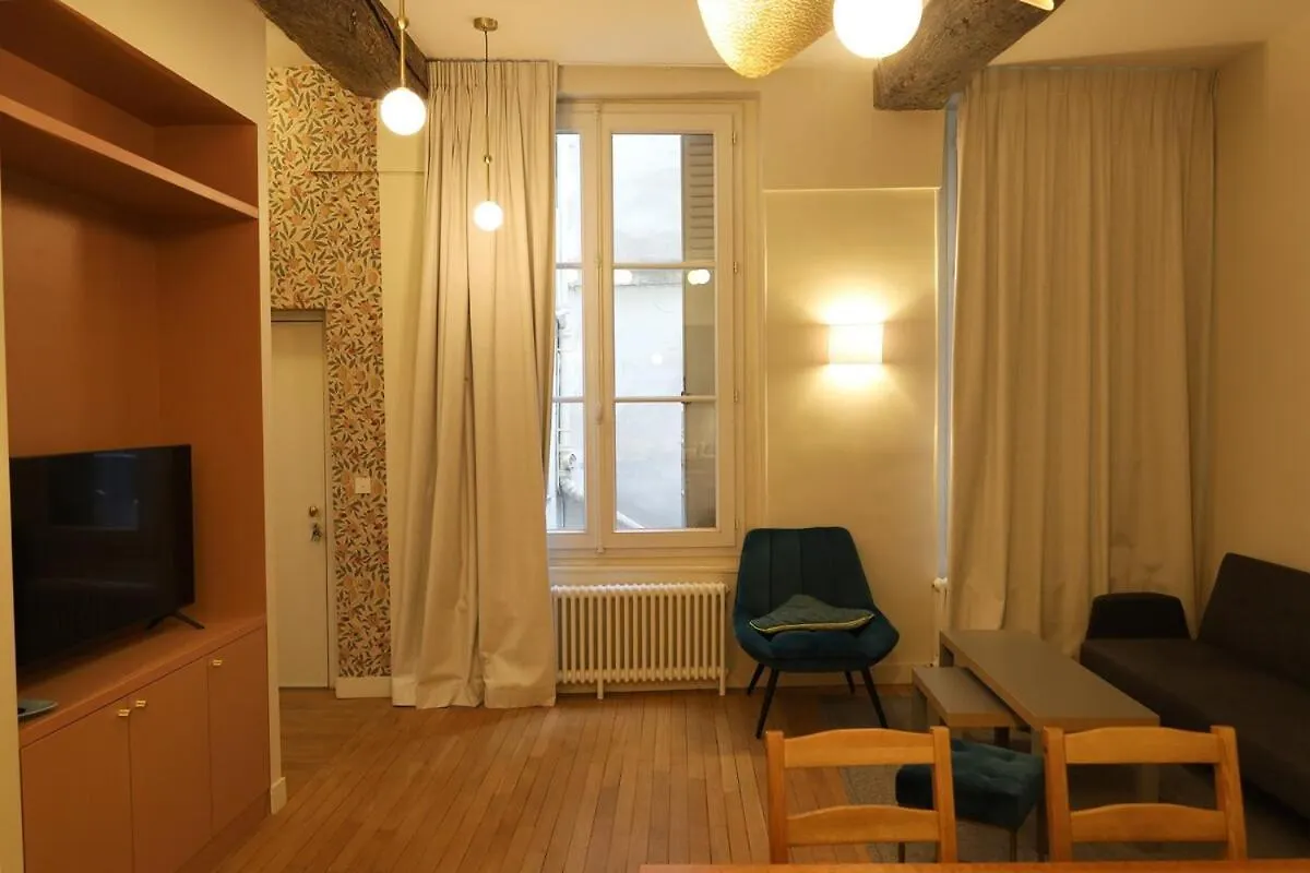 Bel Renove Dans Le Marais Paris